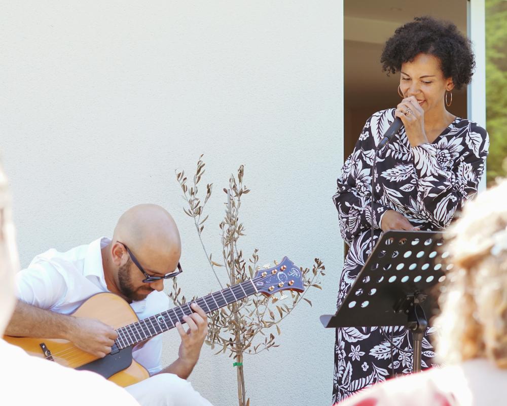 Duo guitare et chant jazz au plus près des invités