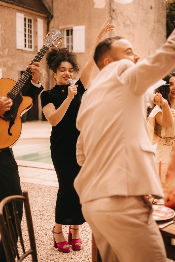 Chanteuse jazz pendant une fête de mariage