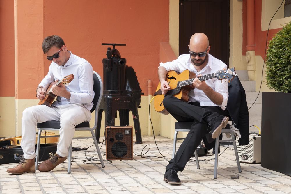 Duo de guitaristes jazz en prestation